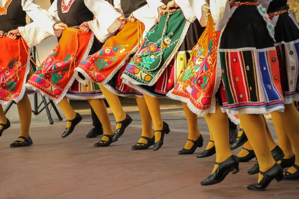 Imagem Close Vestidos Tradicionais Folclore Búlgaro Aventais Detalhe Sem Rostos Imagens De Bancos De Imagens