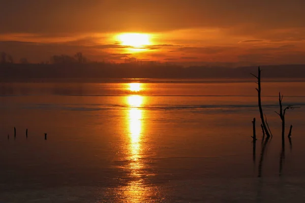 Romantische Zonsopgang Boven Een Bevroren Meer Januari — Stockfoto