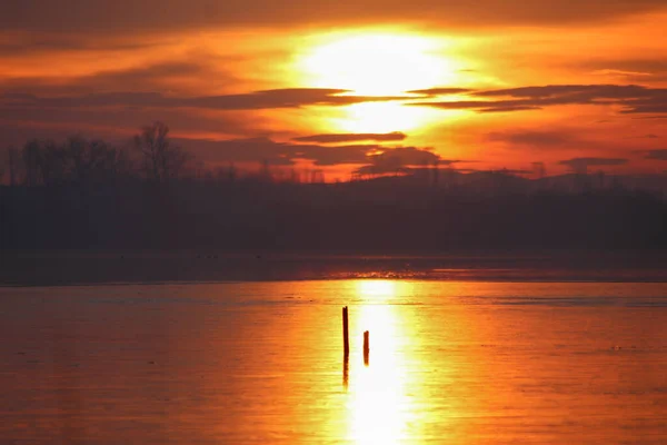 Romantický Východ Slunce Nad Zamrzlým Jezerem Lednu — Stock fotografie