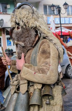 Tran, Bulgaristan - 01. - 30. 2021: Tran kasabasındaki Mummer geçit töreni: Bulgar geleneğini sürdürmek için