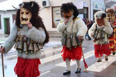 Tran, Bulgaristan - 01. - 30. 2021: Tran kasabasındaki Mummer geçit töreni: Bulgar geleneğini sürdürmek için