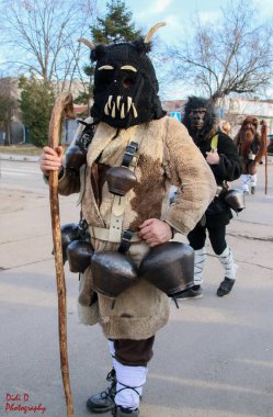 Sofya, Bulgaristan - 02. 06 numara. 2021: Geleneksel Mummer Grubu geçit töreni kötü ruhları korkutmak ve baharın gelişini sağlamak için geleneksel ayinler düzenliyor.