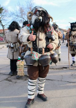 Sofya, Bulgaristan - 02. 06 numara. 2021: Geleneksel Mummer Grubu geçit töreni kötü ruhları korkutmak ve baharın gelişini sağlamak için geleneksel ayinler düzenliyor.