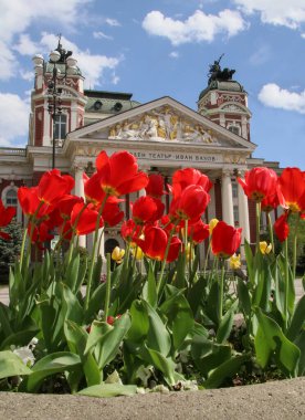 Bulgaristan 'ın başkenti Sofya' da bahar mevsimi, tarihi binalar ve bir sürü çiçekle dolu.