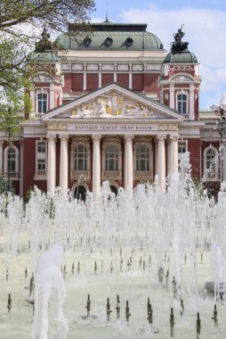 Bulgaristan 'ın başkenti Sofya' da bahar mevsimi, tarihi binalar ve bir sürü çiçekle dolu.