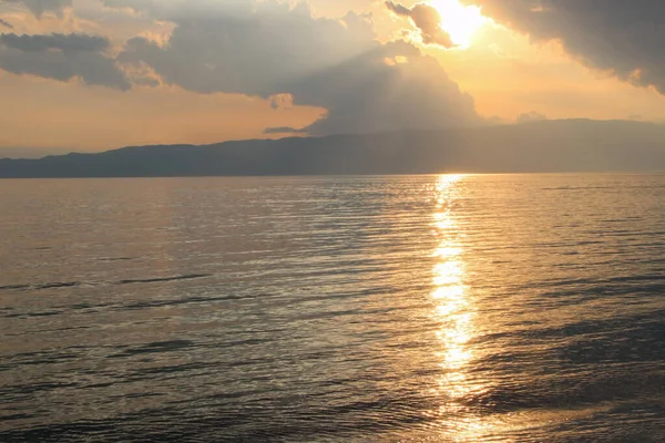 Ohri Gölünün Üzerinde Tüylü Bulutlarla Muhteşem Renkli Bir Günbatımı Görüntüsü — Stok fotoğraf