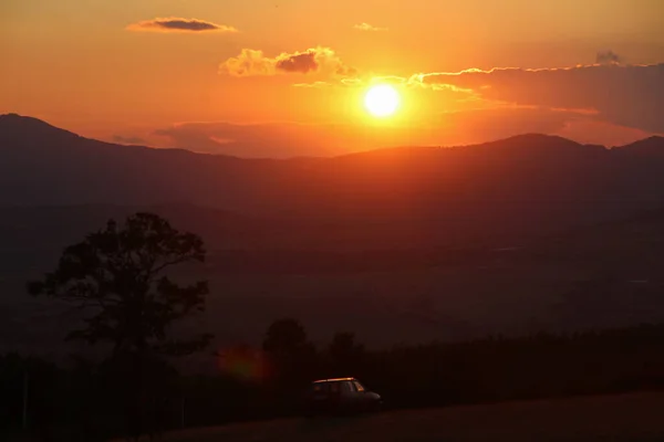 在外面的山上拍摄了一个令人惊奇的五彩缤纷的日落 — 图库照片