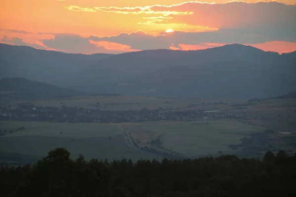 Plan Extérieur Coucher Soleil Coloré Incroyable Dans Les Montagnes — Photo