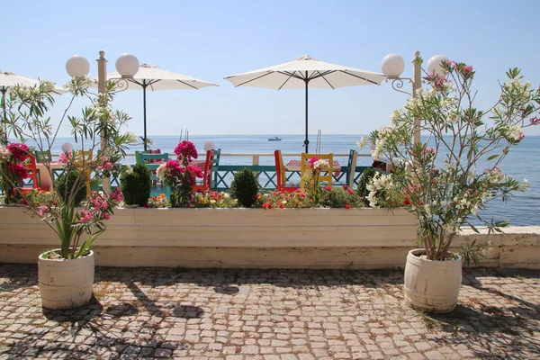 Приморский Пейзаж Красочным Романтическим Кафе Переднем Плане — стоковое фото