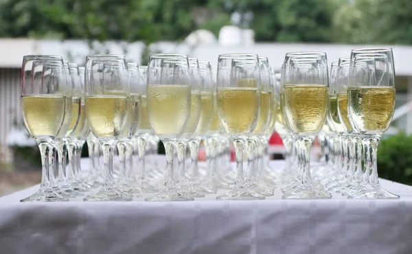 Şarap Kadehleriyle Dolu Bir Şenlik Masasının Yakın Çekimi — Stok fotoğraf