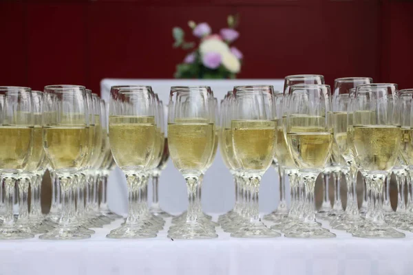 Şarap Kadehleriyle Dolu Bir Şenlik Masasının Yakın Çekimi — Stok fotoğraf