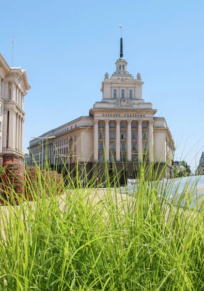 Zdjęcie Budynku Zgromadzenia Narodowego Bułgarii Sofii Zieloną Trawą Pierwszym Planie — Zdjęcie stockowe