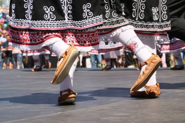 Geleneksel Bulgar kostümü, ayrıntılar, yüzler yok