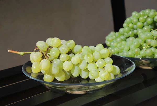 Concepto Otoñal Con Tazón Lleno Fruta Fresca Chupito Aire Libre —  Fotos de Stock