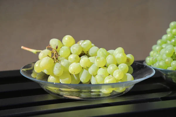 Concepto Otoñal Con Tazón Lleno Fruta Fresca Chupito Aire Libre —  Fotos de Stock