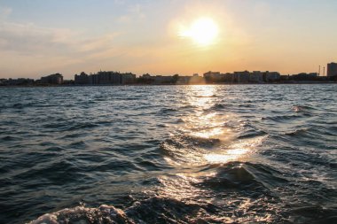 Bulgaristan 'ın güzel Karadeniz kıyısında romantik günbatımı 