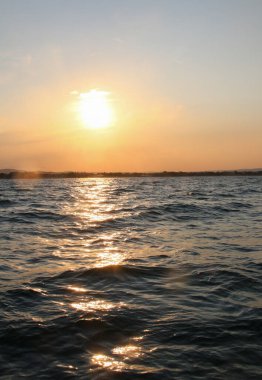 Bulgaristan 'ın güzel Karadeniz kıyısında romantik günbatımı 