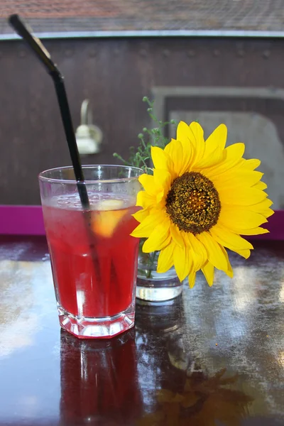 Sonnenblumen- und Himbeersaft — Stockfoto