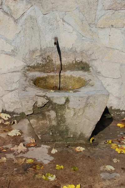 Vieille fontaine en pierre — Photo