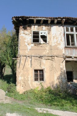 Terk Edilmiş Eski Ev