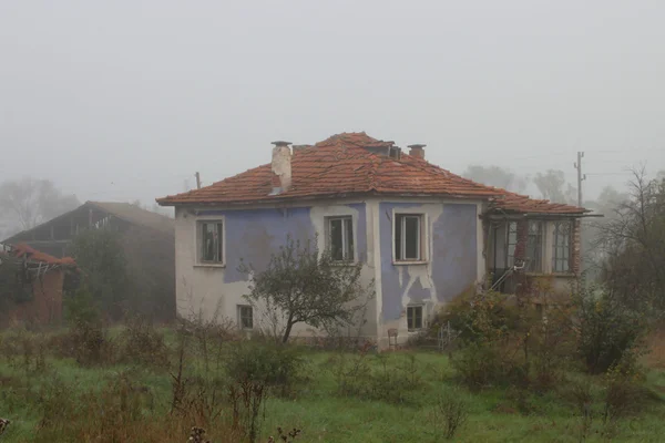 Velha casa abandonada — Fotografia de Stock