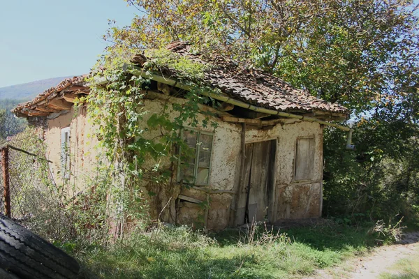 Старый заброшенный дом — стоковое фото