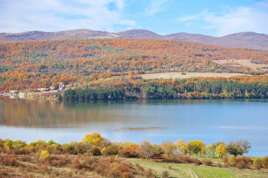 Bulgaristan 'da sonbaharda çekilen Pchelina Barajı' nın güneşli manzarası