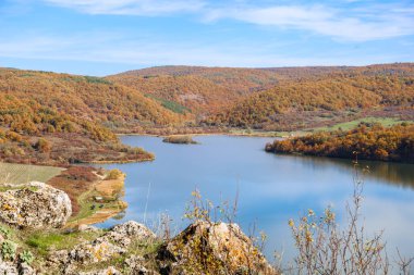 Bulgaristan 'da sonbaharda çekilen Pchelina Barajı' nın güneşli manzarası