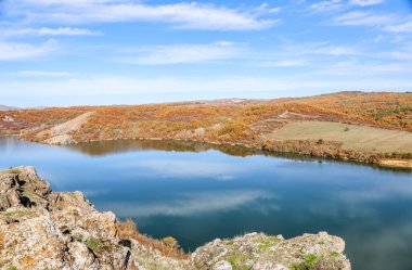 Bulgaristan 'da sonbaharda çekilen Pchelina Barajı' nın güneşli manzarası
