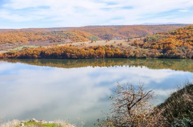 Bulgaristan 'da sonbaharda çekilen Pchelina Barajı' nın güneşli manzarası
