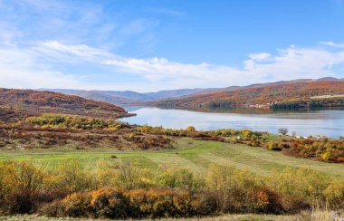 Bulgaristan 'da sonbaharda çekilen Pchelina Barajı' nın güneşli manzarası