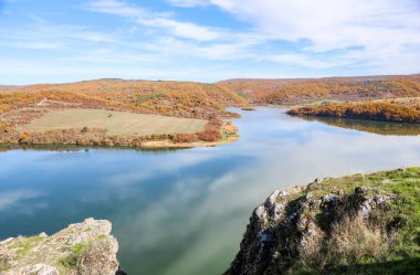 Bulgaristan 'da sonbaharda çekilen Pchelina Barajı' nın güneşli manzarası