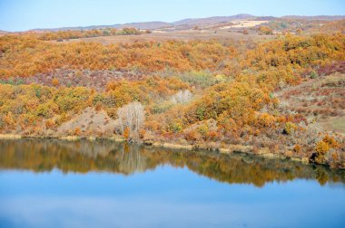 Bulgaristan 'da sonbaharda çekilen Pchelina Barajı' nın güneşli manzarası