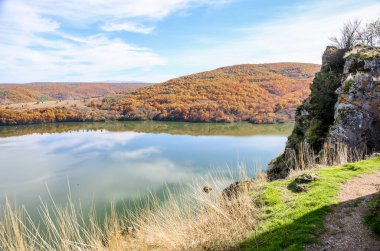 Bulgaristan 'da sonbaharda çekilen Pchelina Barajı' nın güneşli manzarası