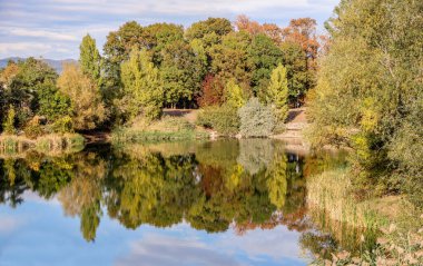 Bulgaristan 'da sonbaharda çekilen Pchelina Barajı' nın güneşli manzarası