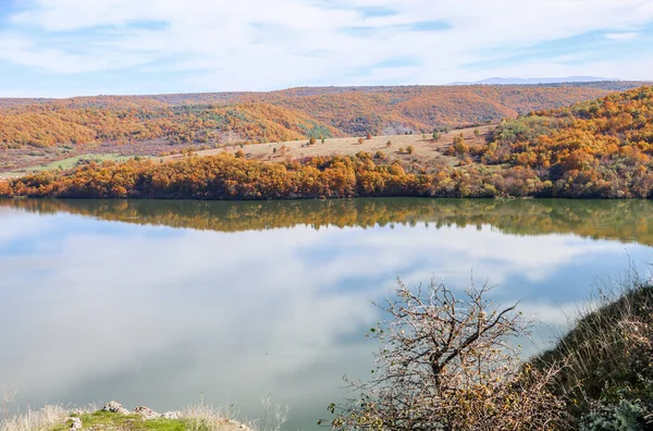 Bulgaristan 'da sonbaharda çekilen Pchelina Barajı' nın güneşli manzarası