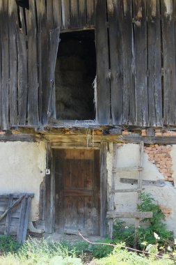 Terk Edilmiş Eski Ev