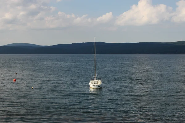 Barco blanco en el agua — Foto de Stock