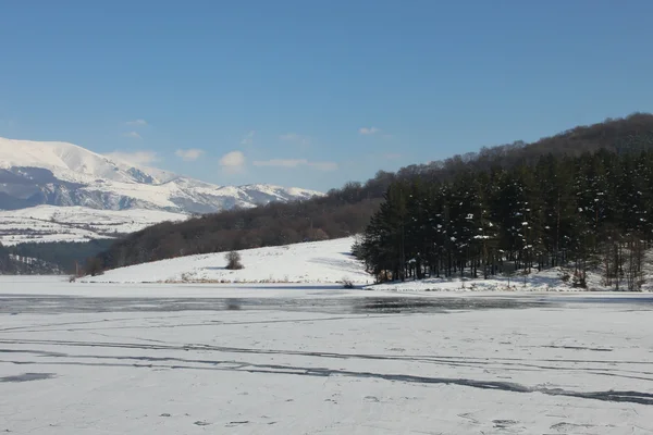 Bellissimo lago ghiacciato — Foto Stock