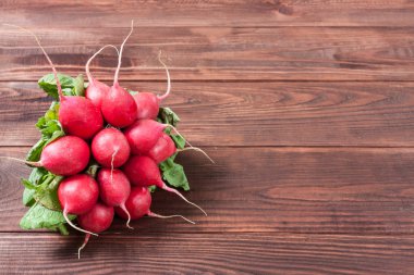 Ahşap arka planda taze turplar