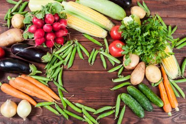 çerçeve ahşap arka plan üzerinde sebze