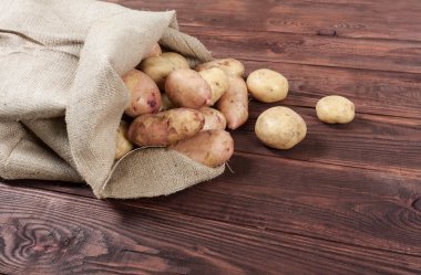 ahşap zemin üzerine çuval çuval patates hasat