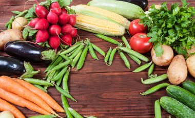 çerçeve ahşap arka plan üzerinde sebze