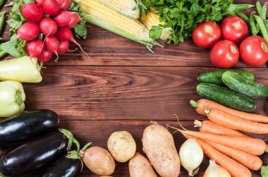 sebzeler ahşap arka planda