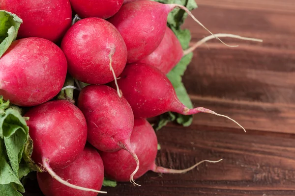 Fresh radishes on wooden background — Stock Photo, Image