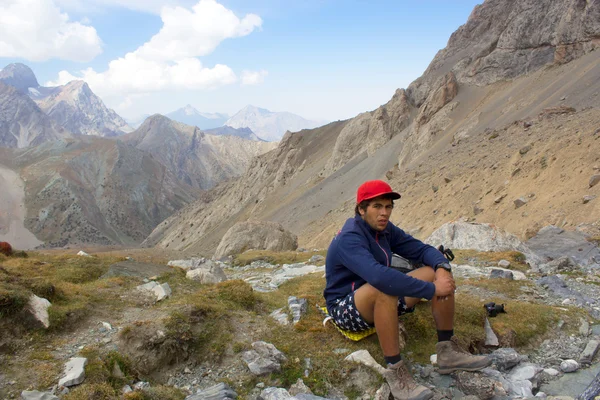 Fann dağlarda uzun yürüyüşe çıkan kimse geri kalanı üzerinde oturan