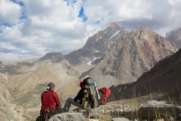 Két túrázók, a hátizsákos ül a többi — Stock Fotó