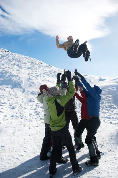 Groupe de randonneurs favorisant le plaisir dans les montagnes d'hiver — Photo