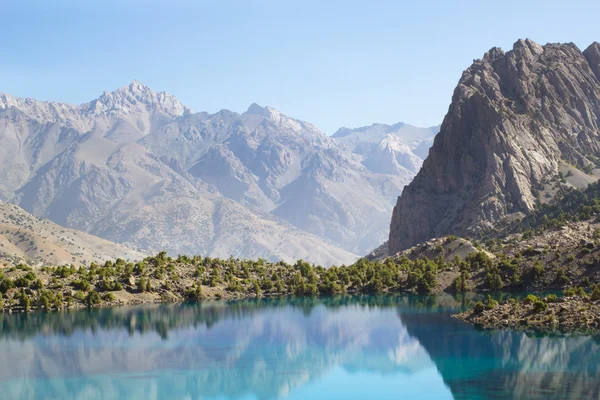 Paesaggio soleggiato con stagno nelle montagne dell'Asia centrale, Tagikistan Foto Stock Royalty Free