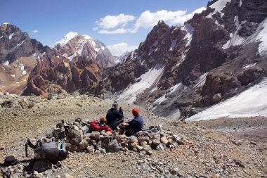 geri kalanı üzerinde üç yürüyüşçü